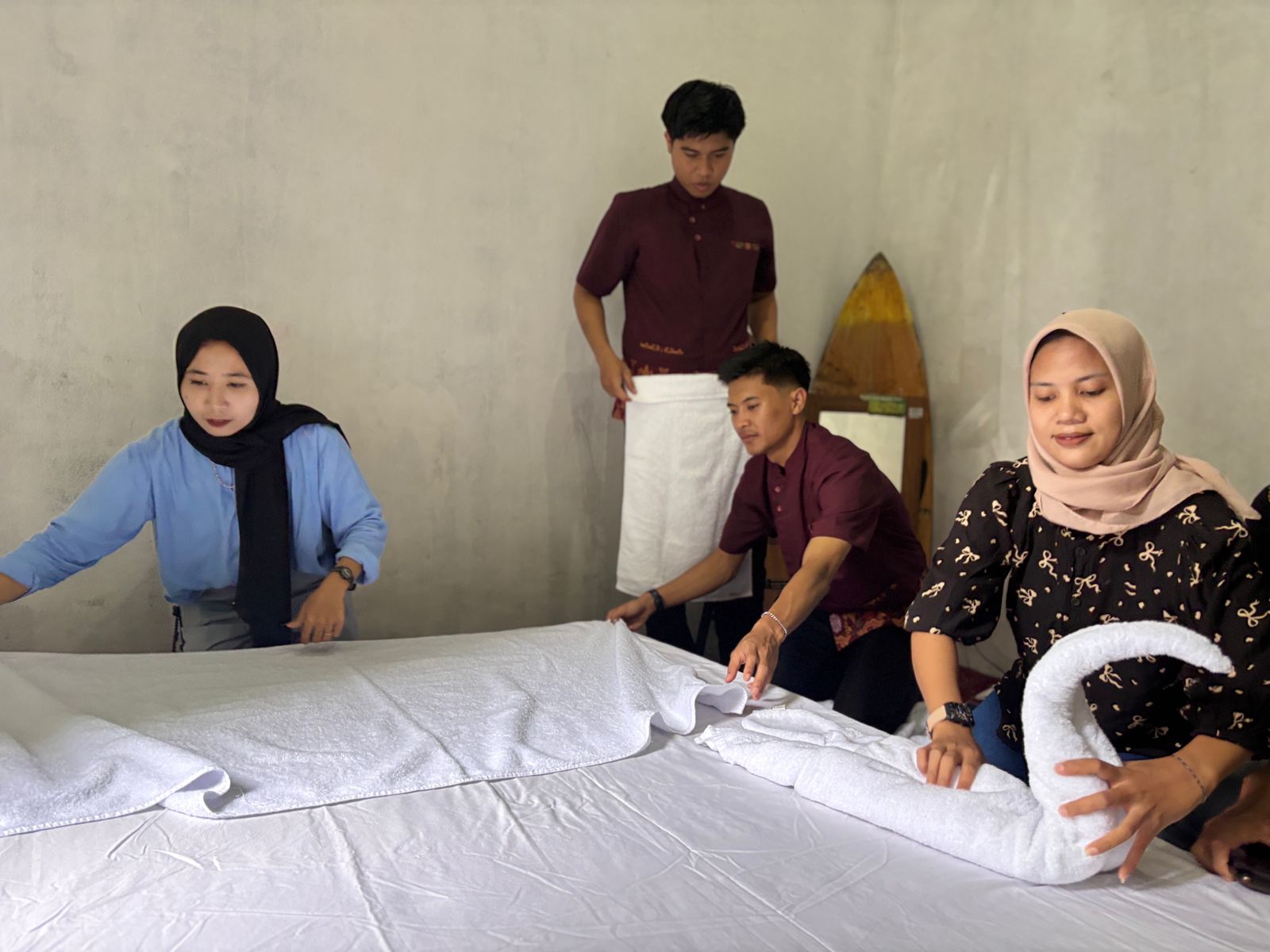 Suasana pelatihan bertajuk Manajemen Homestay dan Layanan Tamu kolaborasi ITDC bersama Poltekpar Lombok di Desa Prabu, Kecamatan Pujut, Loteng, Sabtu (5/7).