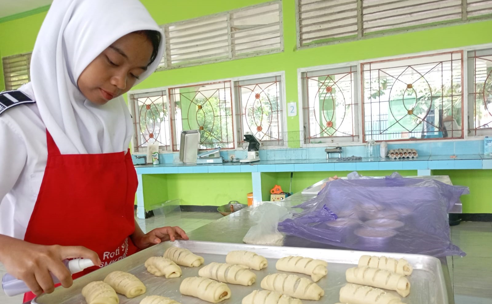 Siswa SMKPPN Mataram membuat roti bolen di ruang praktik sekolah setempat.