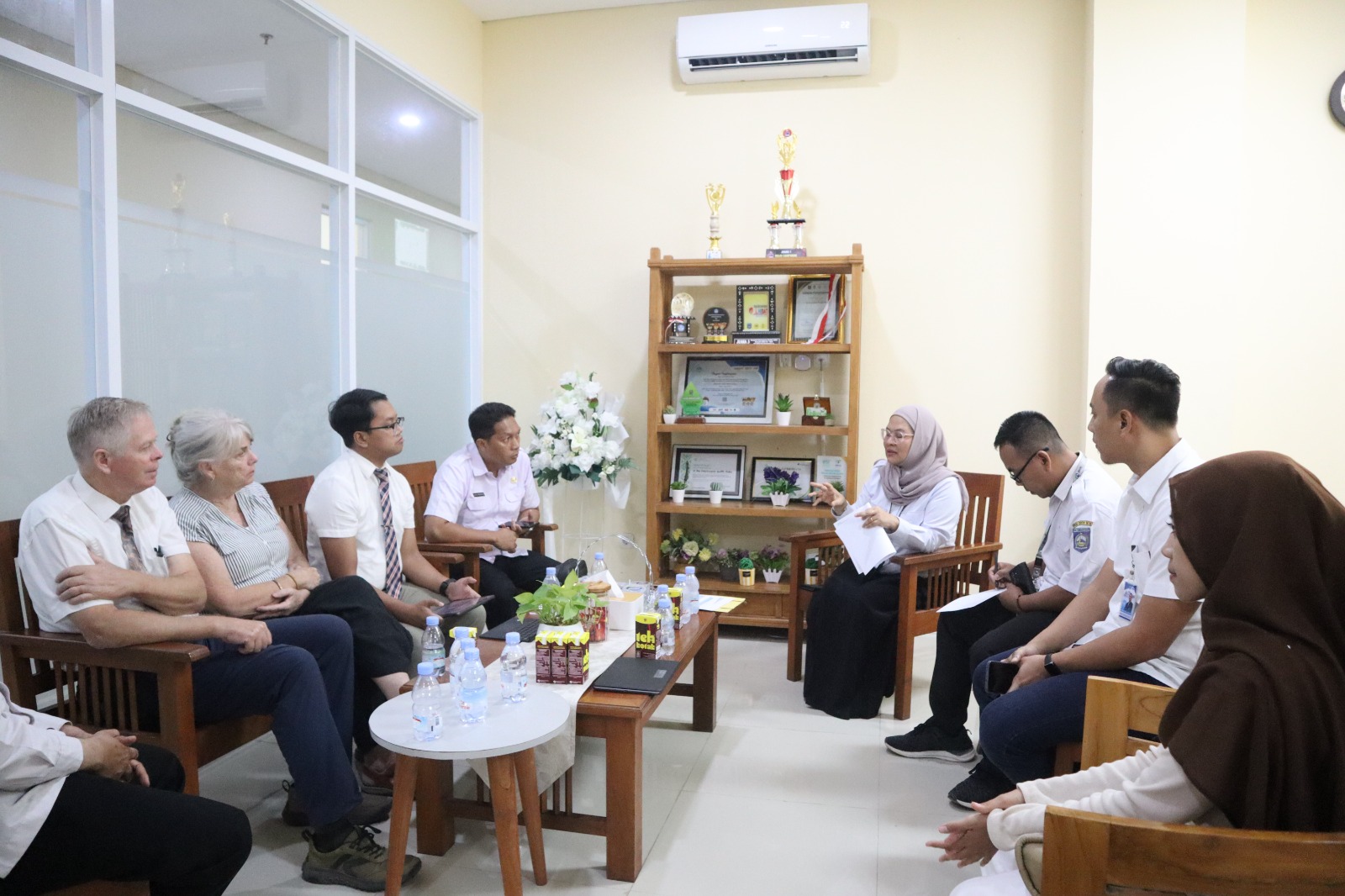 BERI PEMAPARAN: Direktur RS Mandalika dr. Oxy Tjahjo Wahjuni (tengah) saat menerima kunjungan perwakilan Yayasan Gereja Yesus Kristus asal Kanada di ruang pertemuan rumah sakit, Rabu (2/7/2025).