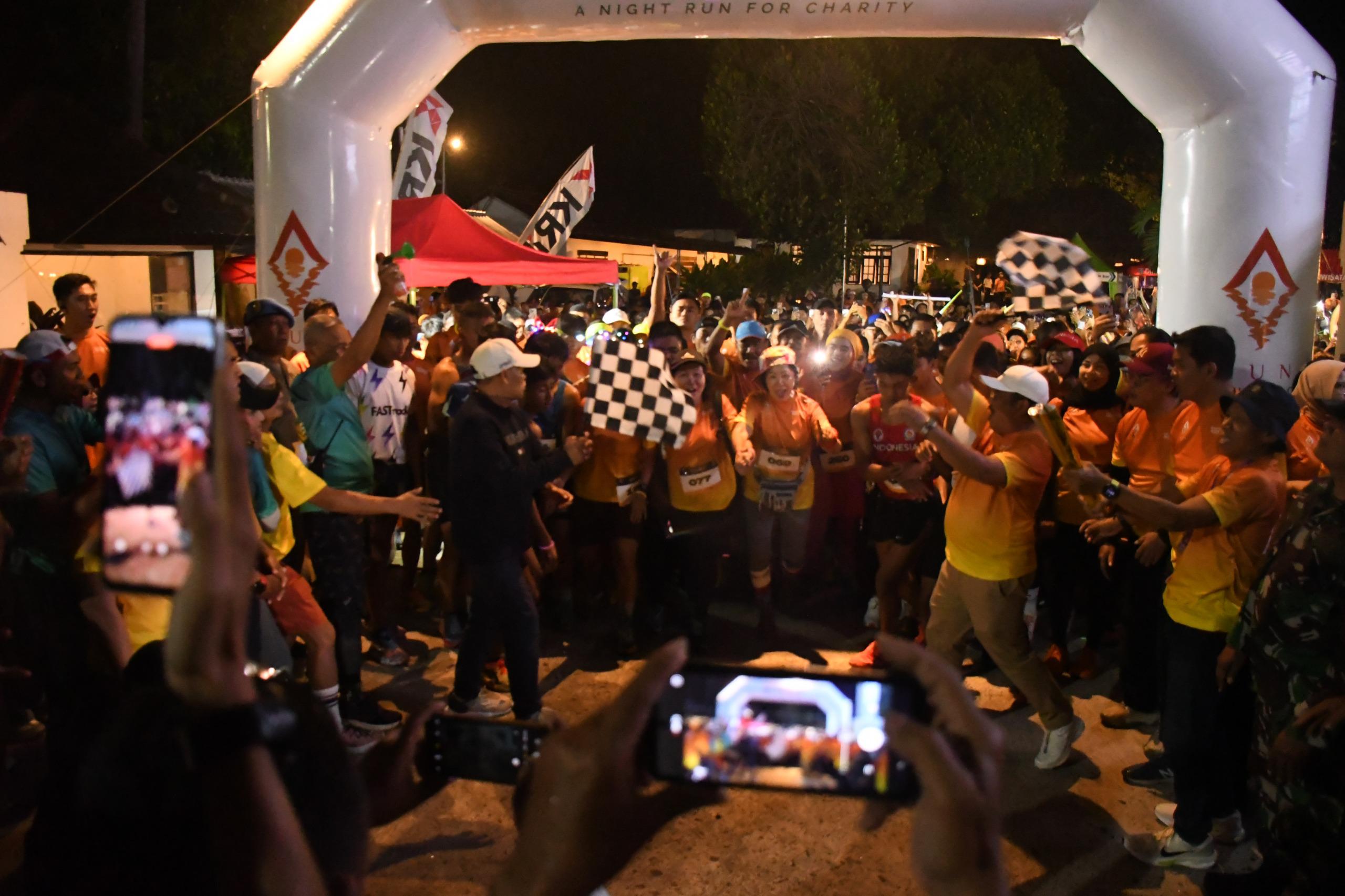 MERIAH: Event Aruna Senggigi Night Run 2025 dibanjiri sekitar 800 peserta membuat suasana malam hari Senggigi menyala terang benderang, Sabtu malam (5/7).