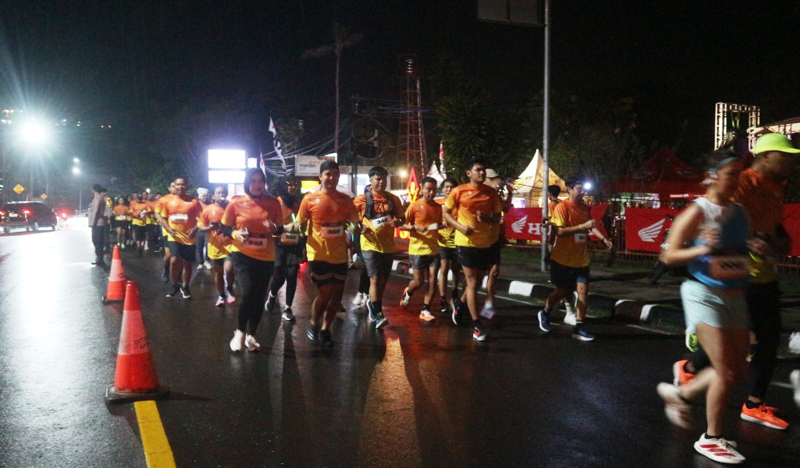 RAMAI: Para peserta Aruna Senggigi Night Run sangat antusias mengikuti event ini, Sabtu malam (5/6).