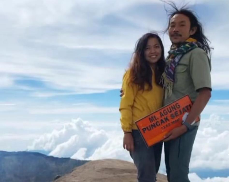 Nampak Agam Rinjani mengajak kekasihnya datang menggunakan pesawat, lalu mendaki Gunung Rinjani dan bersantai di pinggir pantai.