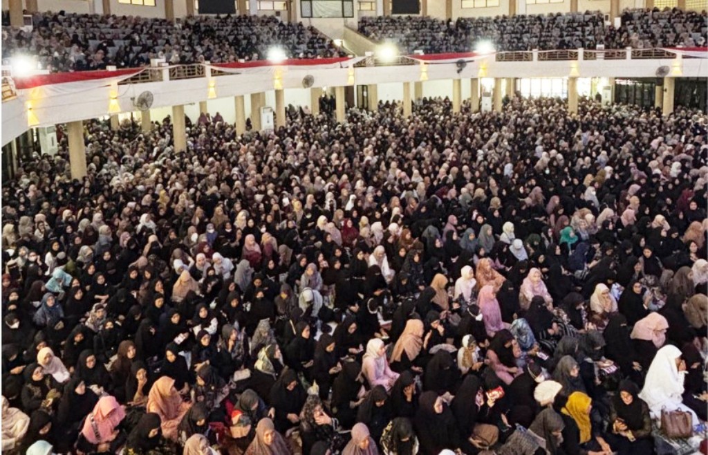 ANTUSIAS MUSLIMAH: Ribuan muslimah sangat antusias mengikuti kajian akbar LWC bersamaUstadzah Halimah Alaydrus di Auditorium Unram Mataram, Senin (7/7).