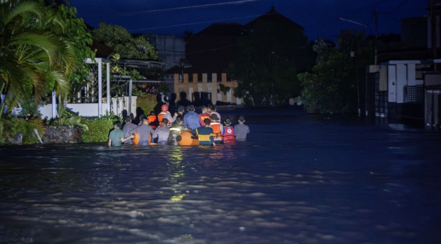 BANJIR KEPUNG MATARAM: Tim BPBD dan petugas gabungan melakukan evakuasi korban banjir di kompleks BTN River Side Mataram, Minggu malam (6/7).