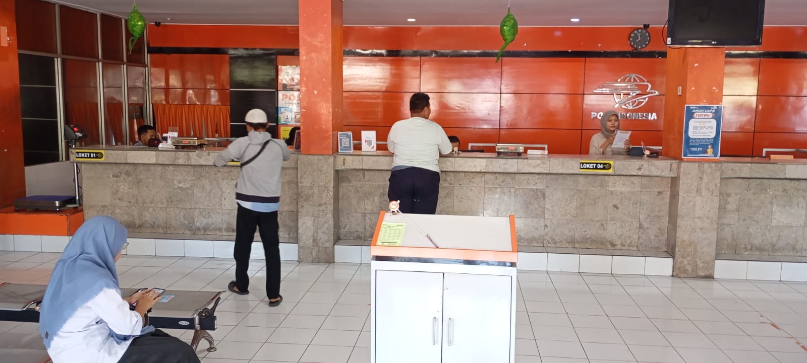 Pelayanan di Kantor Pos Mataram.