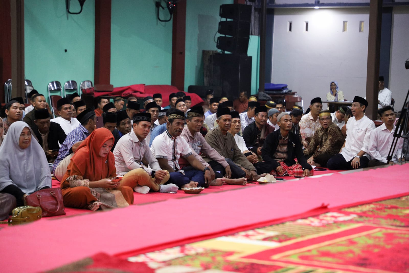Peserta forum Yasinan Pemda KSB saat mendengarkan pemaparan dan arahan langsung dari Bupati KSB Amar Nurmansyah, Sabtu malam (5/7).