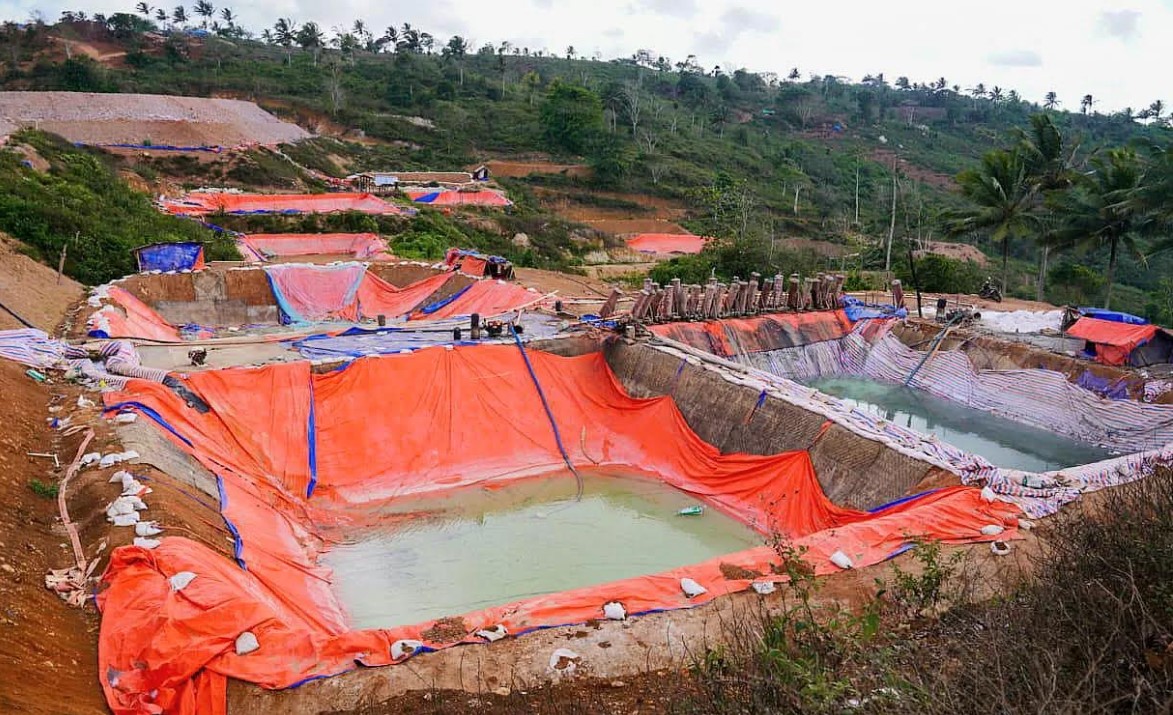 TAMBANG ILEGAL: Terlihat dari atas ada aktivitas tambang ilegal yang pernah diatensi KPK di wilayah Sekotong, Lombok Barat (Lobar), beberapa waktu lalu.