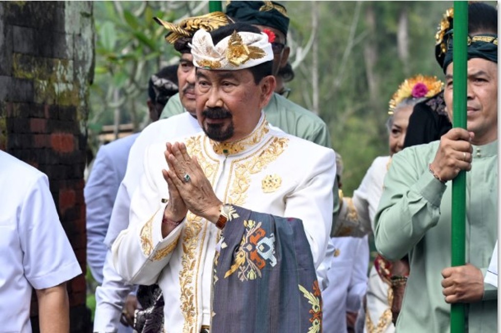AMANAH BARU: Ida Cokorda Mengwi XIII dan Ida Istri Mengwi keluar dari Pura Taman Ayun menuju Puri Ageng Mengwi usai prosesi Bhiseka Senin (7/7).