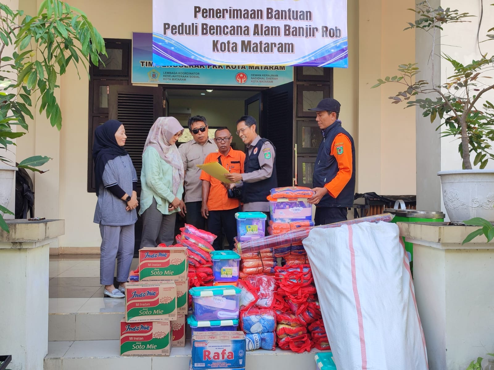 Ketua TP PKK Kota Mataram saat menerima bantuan logistik untuk korban banjir mataram dari pemkab KLU