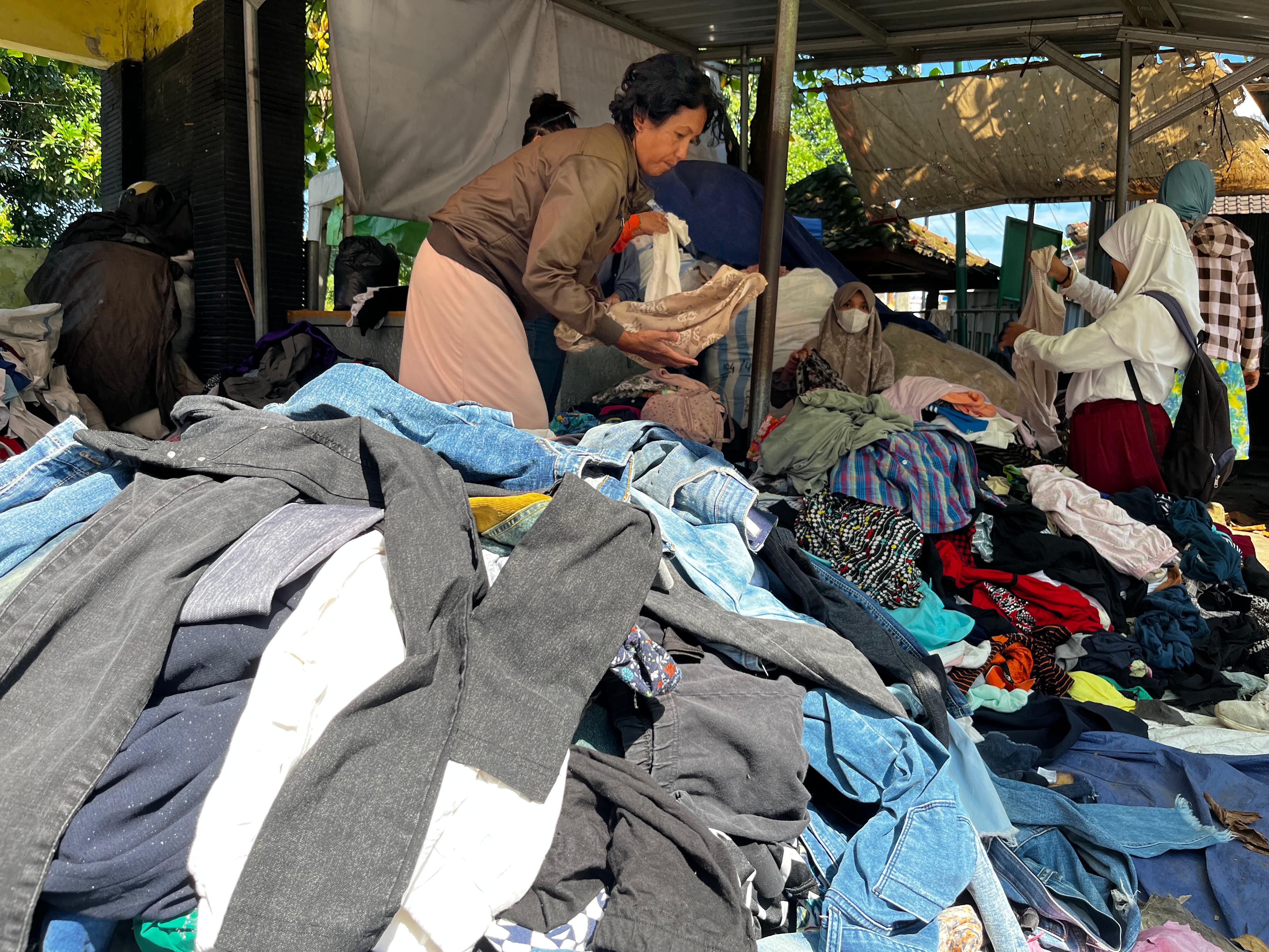 Banjir mataram ikut pukul pedagang thrifting di karang sukun.