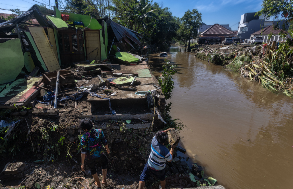 BERGOTONG ROYONG: Jajaran pegawai lingkup Pemerintah Kota Mataram saat turut ikut bersih bersih di wilayah terdampak banjir, Senin (7/7).&nbsp;