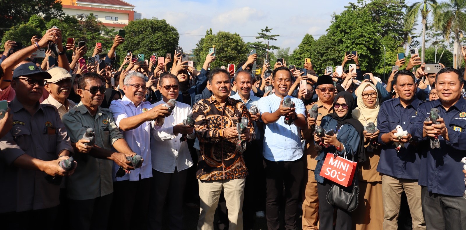 Rektor Unram Prof. Ir. Bambang Hari Kusumo (lima dari kiri)/depan) bersama Kepala LPPM Unram Dr. Andi Chairil Ichsan dan jajaran pimpinan serta dosen melepas burung merpati sebagai tanda pelepasan mah