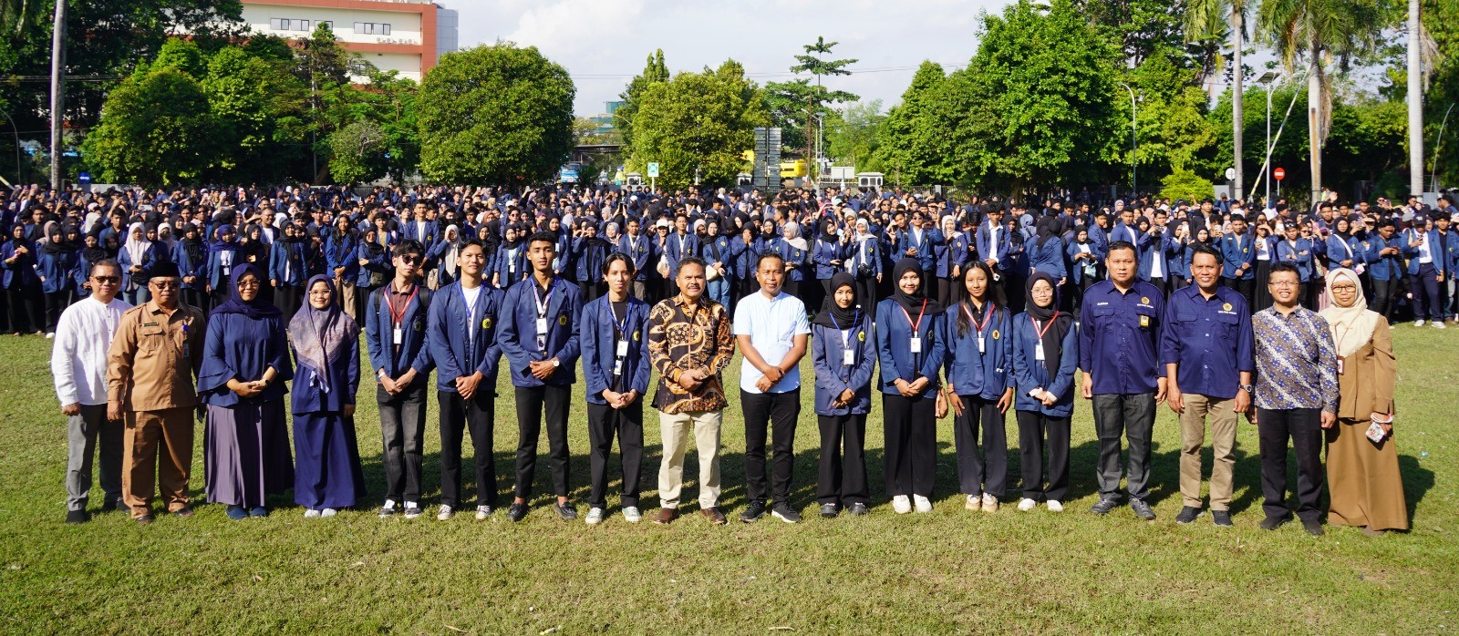 Rektor Unram Prof. Ir. Bambang Hari Kusumo bersama ribuan mahasiswa yang akan melaksanakan KKN di Lapangan Rektorat Unram, Selasa (8/7).