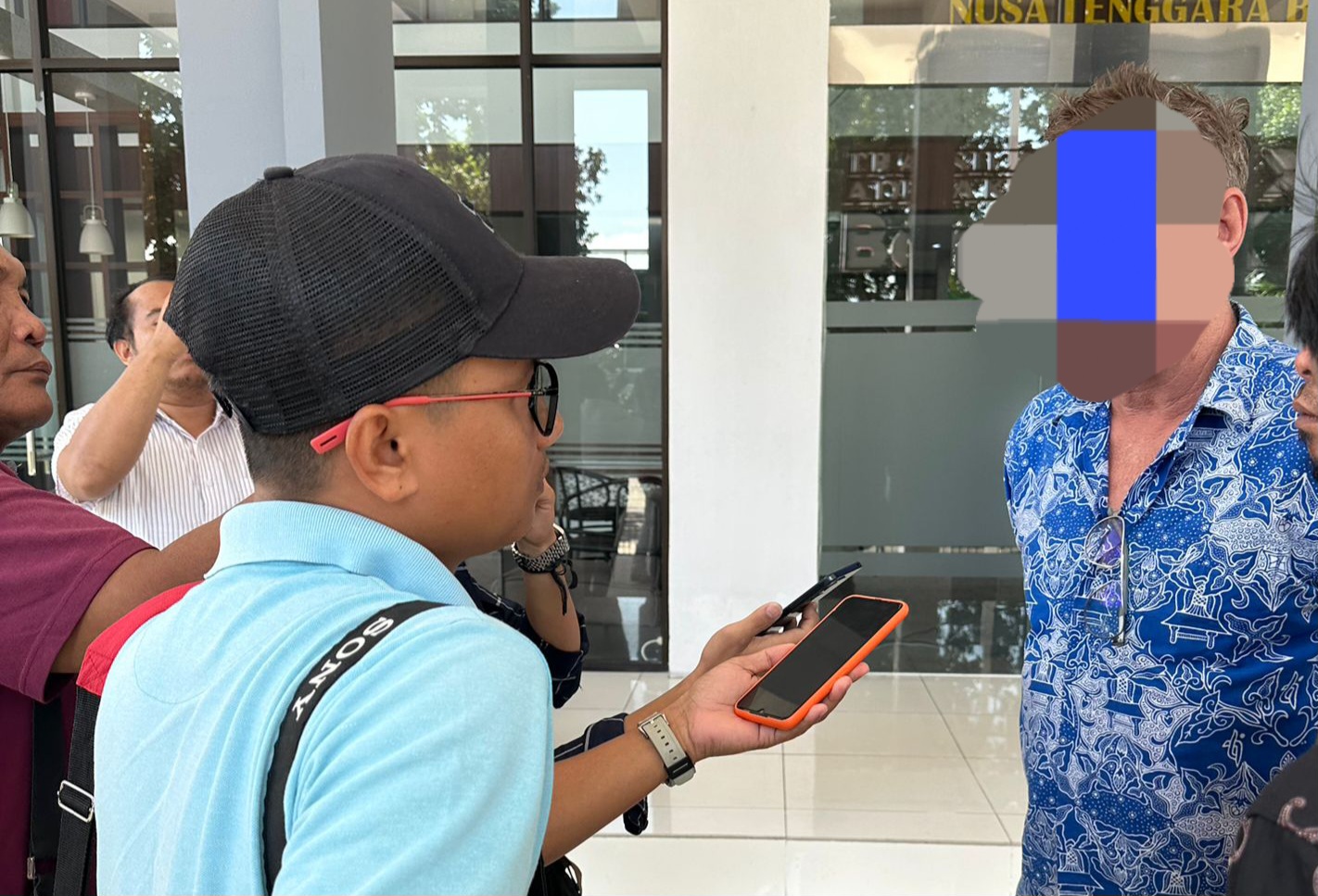 MELAPOR: MB, (kanan) WNA asal Australia saat memberikan keterangan kepada wartawan usai melapor ke Kejati NTB, Senin (7/7).