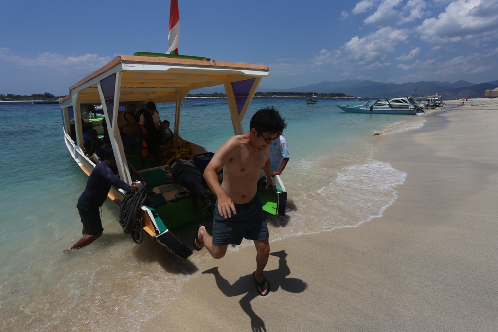 WISATA UNGGULAN: Wisatawan turun dari publik boat di Gili Meno, beberapa waktu lalu.
