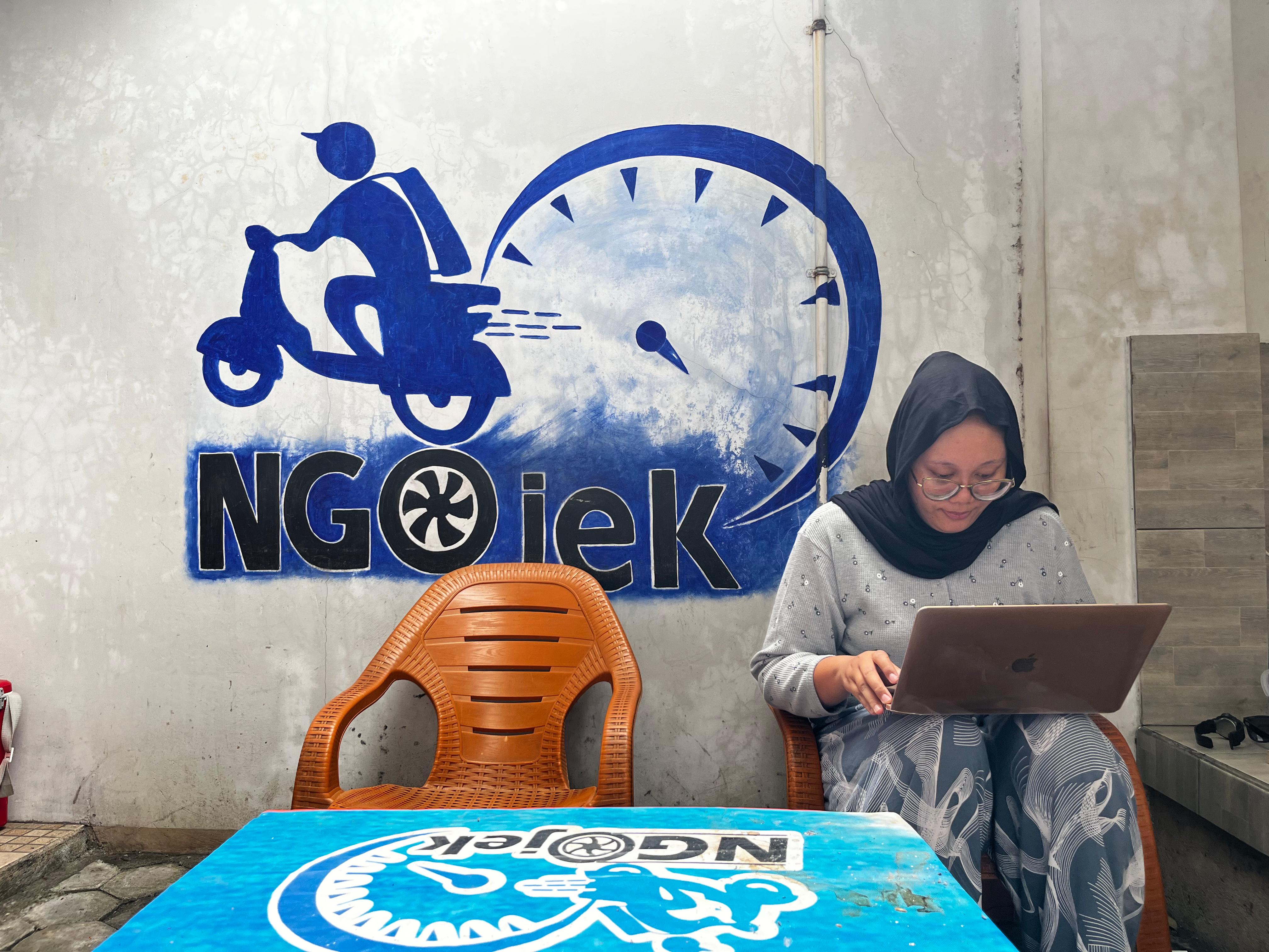 Rahasia sukses ngojek di tengah persaingan ketat, utamakan kecepatan, kejujuran, dan pelayanan prima untuk konsumen.