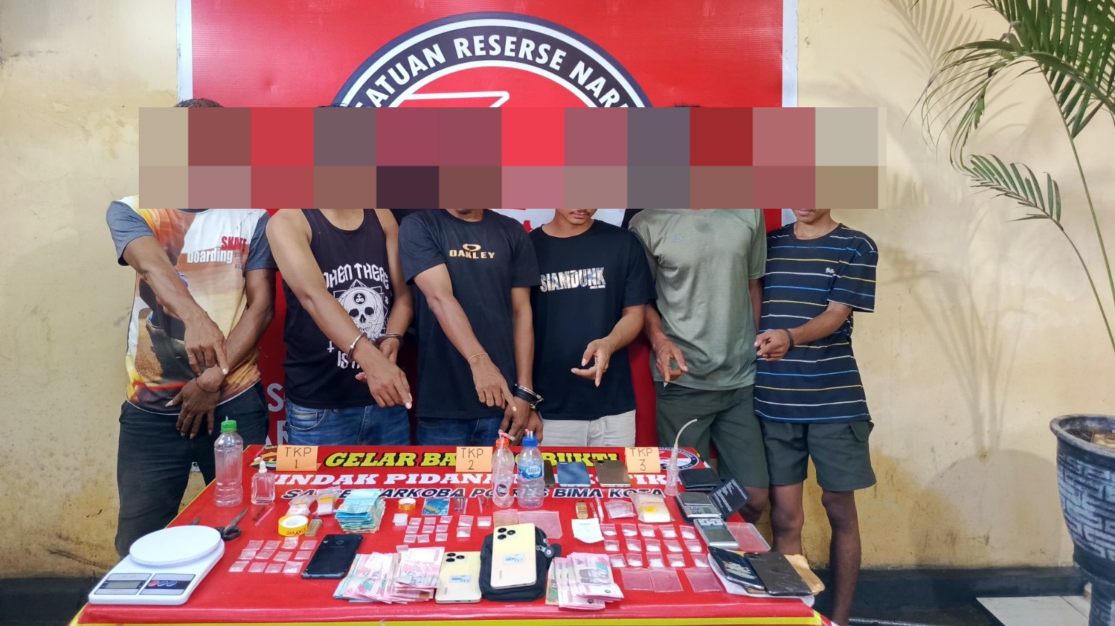 DIGULUNG: Enam pengedar sabu diamankan bersama barang bukti sabu dan lainnya, beberapa hari lalu.