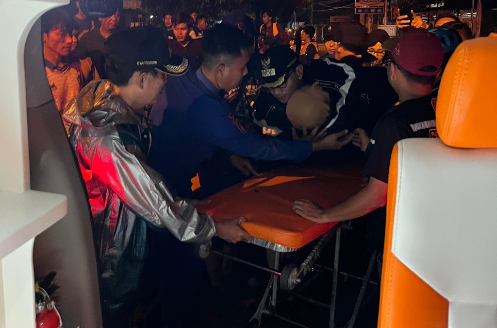 TERJUN LANGSUNG: Wali Kota Mataram Mohan Roliskana saat menggendong seorang lansia korban banjir ke ambulans RSUD H. Moh. Ruslan, saat evakuasi di kawasan Panji Tilar, Kota Mataram, Minggu malam