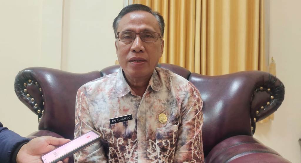 Kepala Dinas Lingkungan Hidup (DLH) KLU Rusdianto Bahas Pengelolaan Sampah