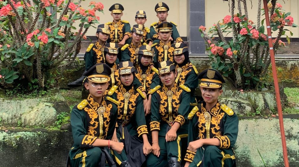 Tim Paskibra SMPN 12 Mataram foto bersama usai lomba.