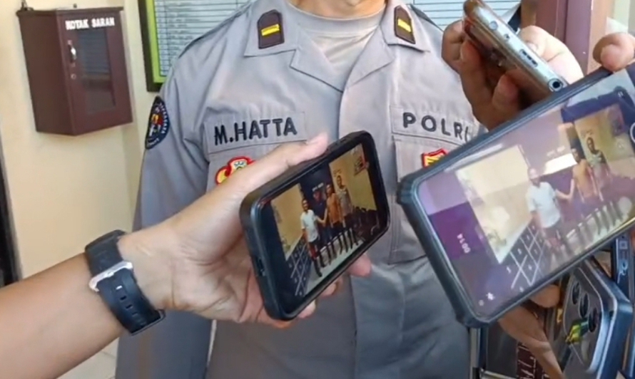 Salah seorang anggota polisi Polda NTB menunjukkan bukti foto rahasia Kompol I Made Yogi Purusa Utama sudah ditahan di Dittahti Polda NTB, Senin (7/7).