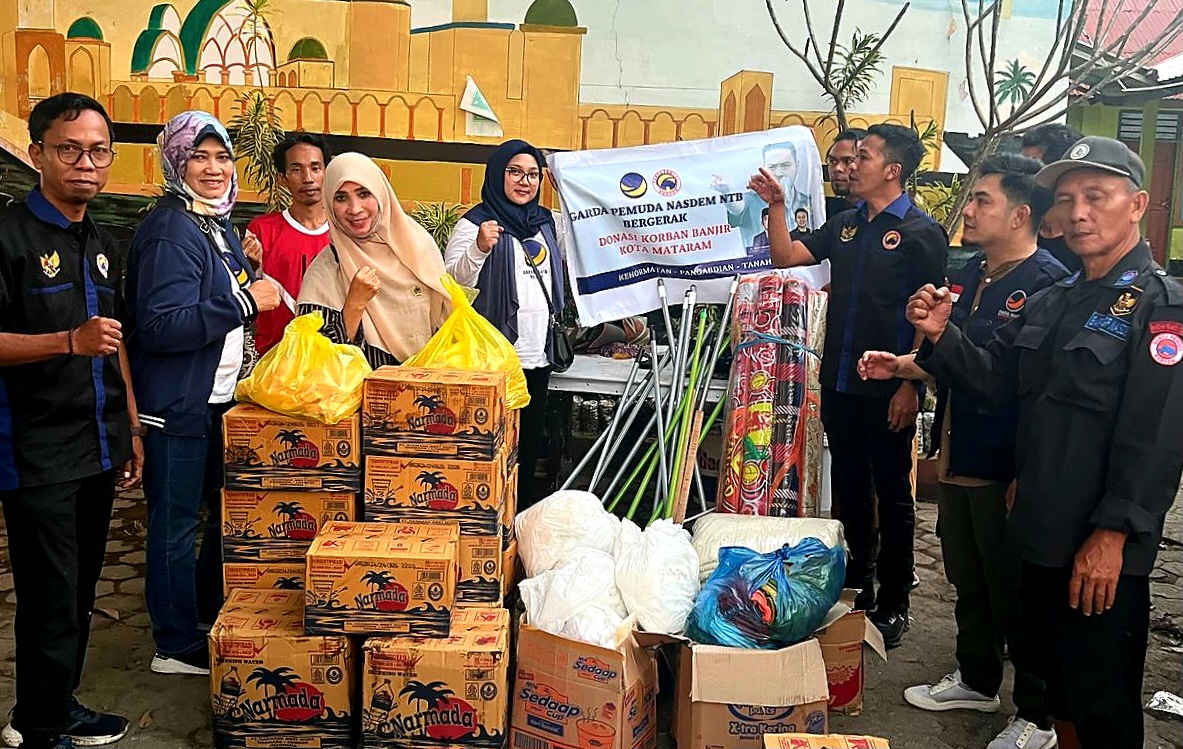 PEDULI: DPW Garda Pemuda NasDem NTB bersama tim relawan membawakan bantuan terhadap sejumlah lokasi terdampak banjir di Mataram, Senin (7/7).