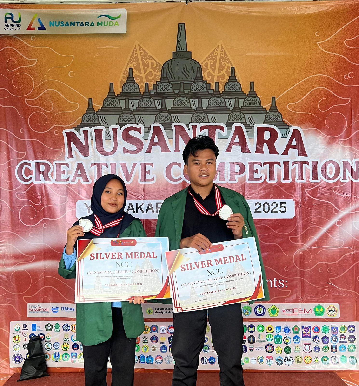 Dua mahasiswa Program Studi Pendidikan Sejarah, Fakultas Ilmu Sosial dan Ekonomi (FISE) Universitas Hamzanwadi, Titin Eka Sari dan Lalu Fahrurrozi, meraih Silver Medal (Juara 2) kejuaraan nasional.