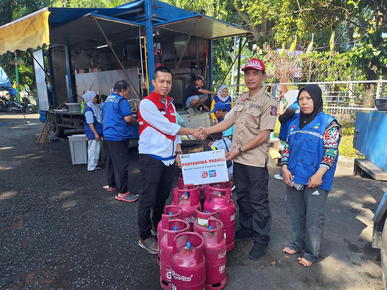 Tim Pertamina Patra Niaga Jatimbalinus langsung turun ke lokasi terdampak banjir di Mataram, NTB (8/7) untuk menyalurkan paket bantuan