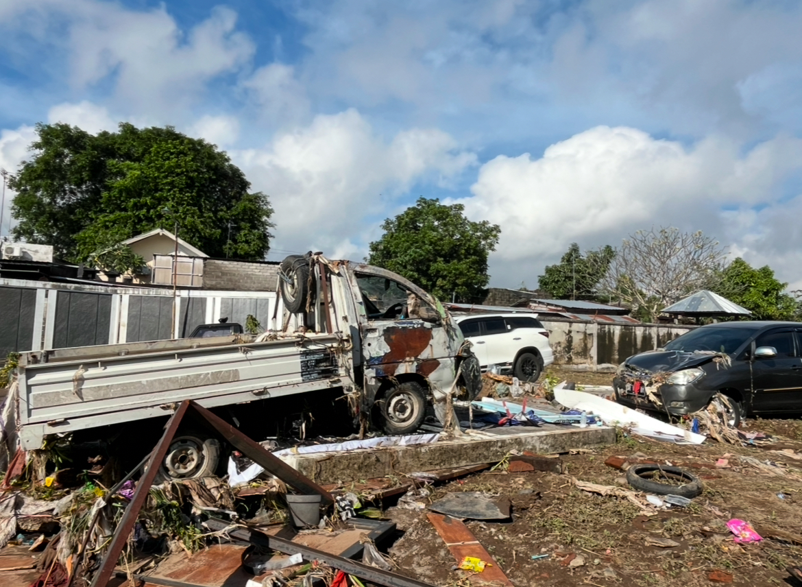 Mobil terbawa arus banjir di perumahan riverside, salagalas