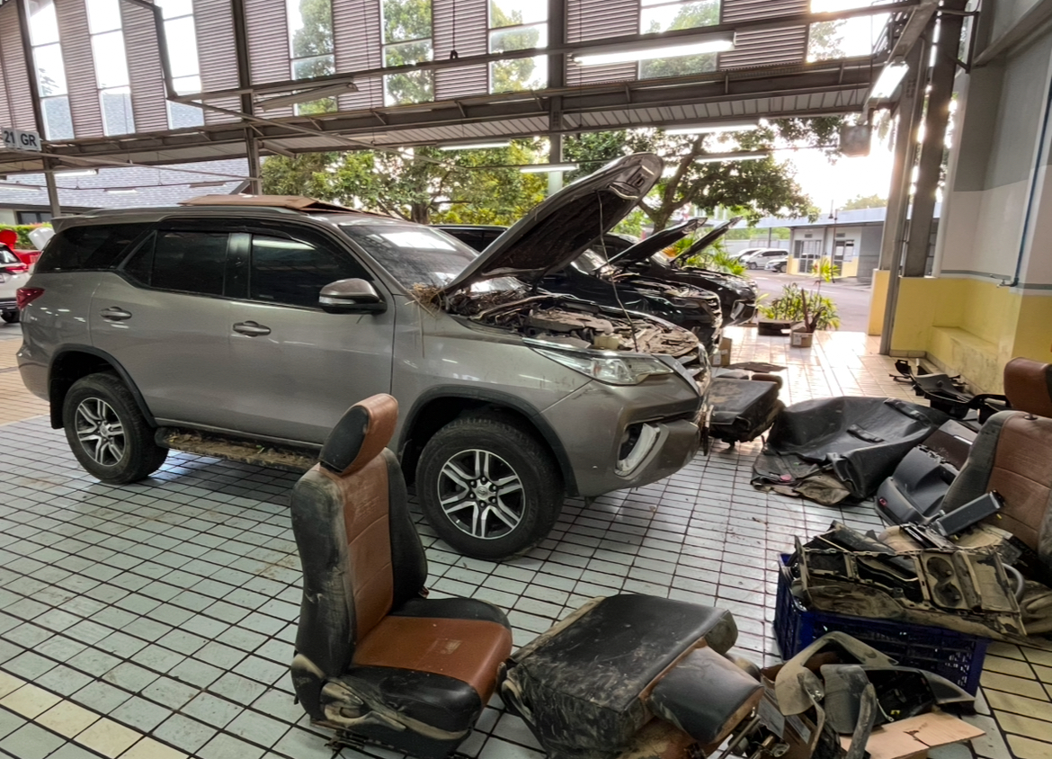 Mobil korban banjir mataram yang sedang di service di Bengkel Toyota