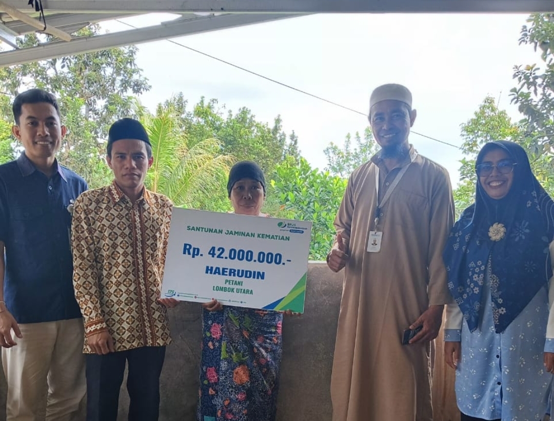 Petani di Desa Sambik Bangkol Meninggal, BPJS Ketenagakerjaan Berikan Santunan Rp 42 Juta Diserahkan Perwakilan BPJS Ketenagakerjaan NTB kepada ahli waris, beberapa hari lalu.