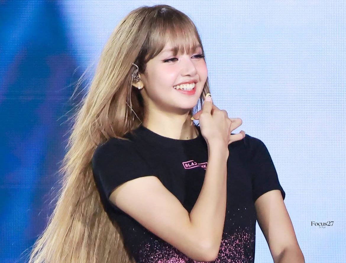 K-netz terpukau pesona lisa blackpink di konser deadline seoul, sebut visualnya cantik mirip boneka