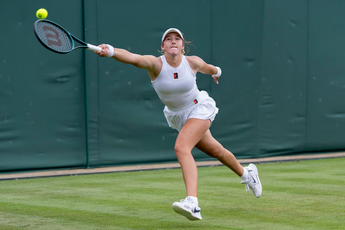 Mirra Andreeva cetak sejarah di Wimbledon 2025! Baru 18 tahun, dia melaju ke perempat final usai kalahkan Emma Navarro 6-2, 6-3.