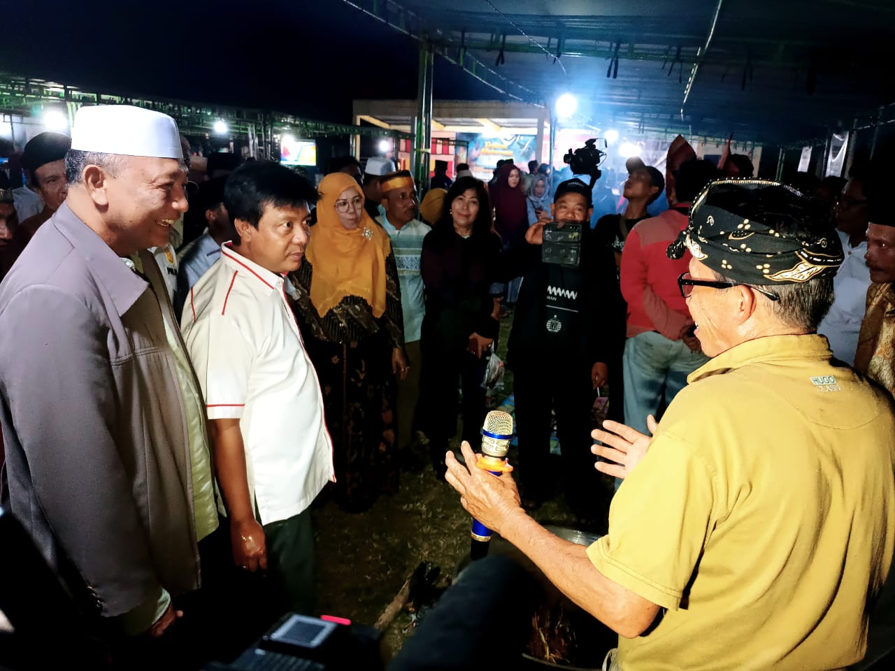 Bupati KSB Amar Nurmansyah saat menghadiri festival Melala bulan Muharram di Kecamatan Jereweh, Minggu malam (7/7).