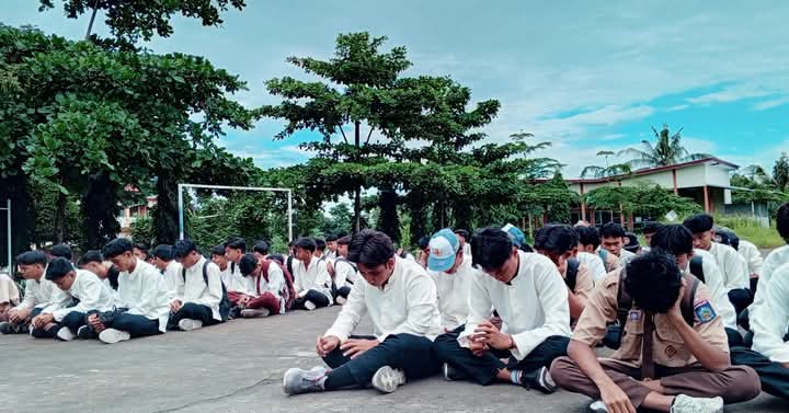Siswa SMKN 1 Jonggat mendengarkan kultum pada program Mentari di halaman sekolah setempat.
