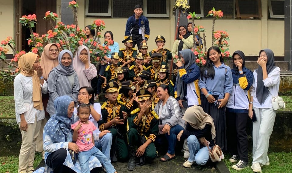 Tim Paskibra SMPN 12 Mataram foto bersama pelatih dan pembina.