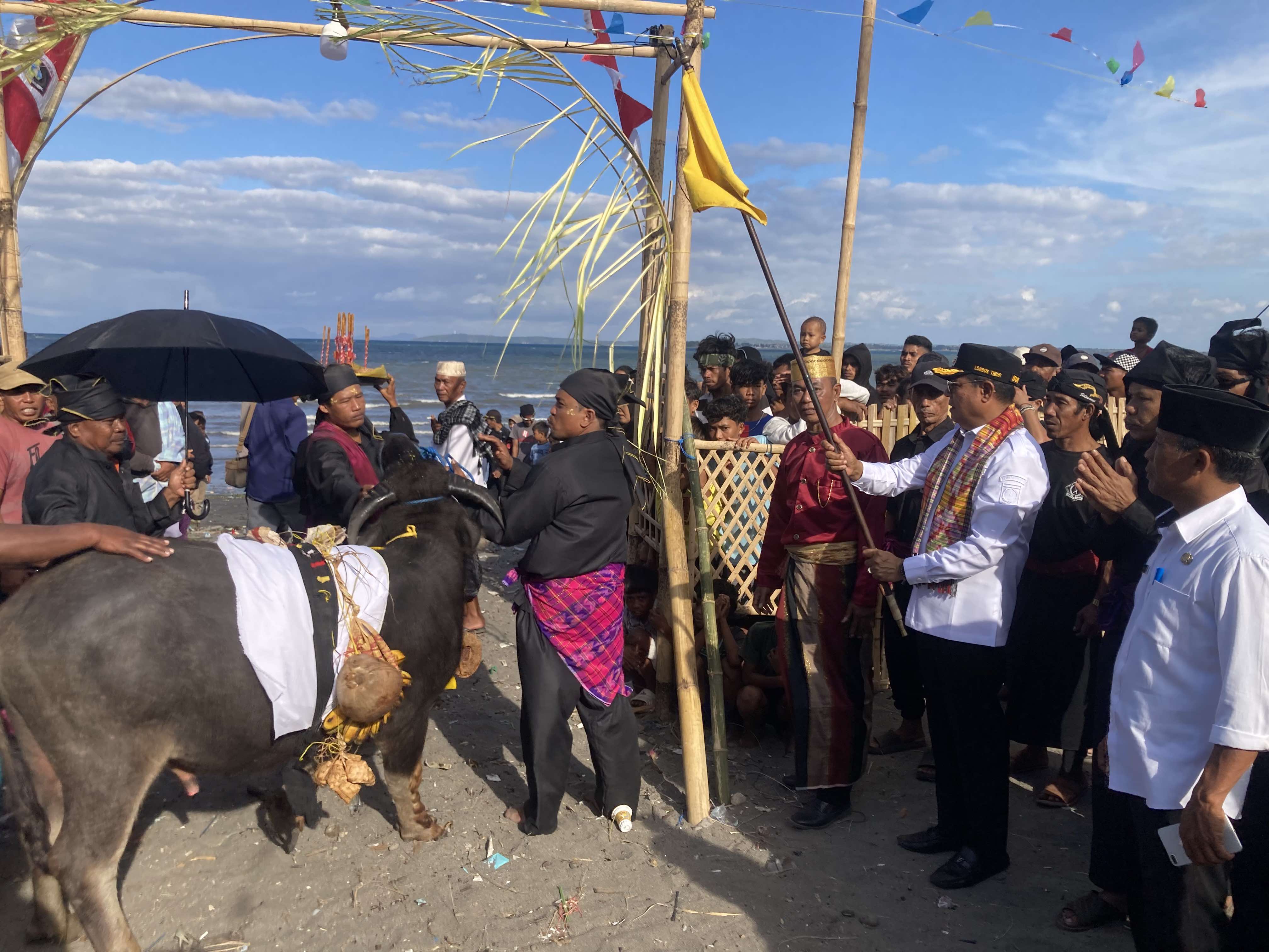 MEMBUKA FESTIVAL BAHARI: Bupati Lombok Timur Haerul Warisin (pegang bendera) secara simbolis membuka festival Bahari
