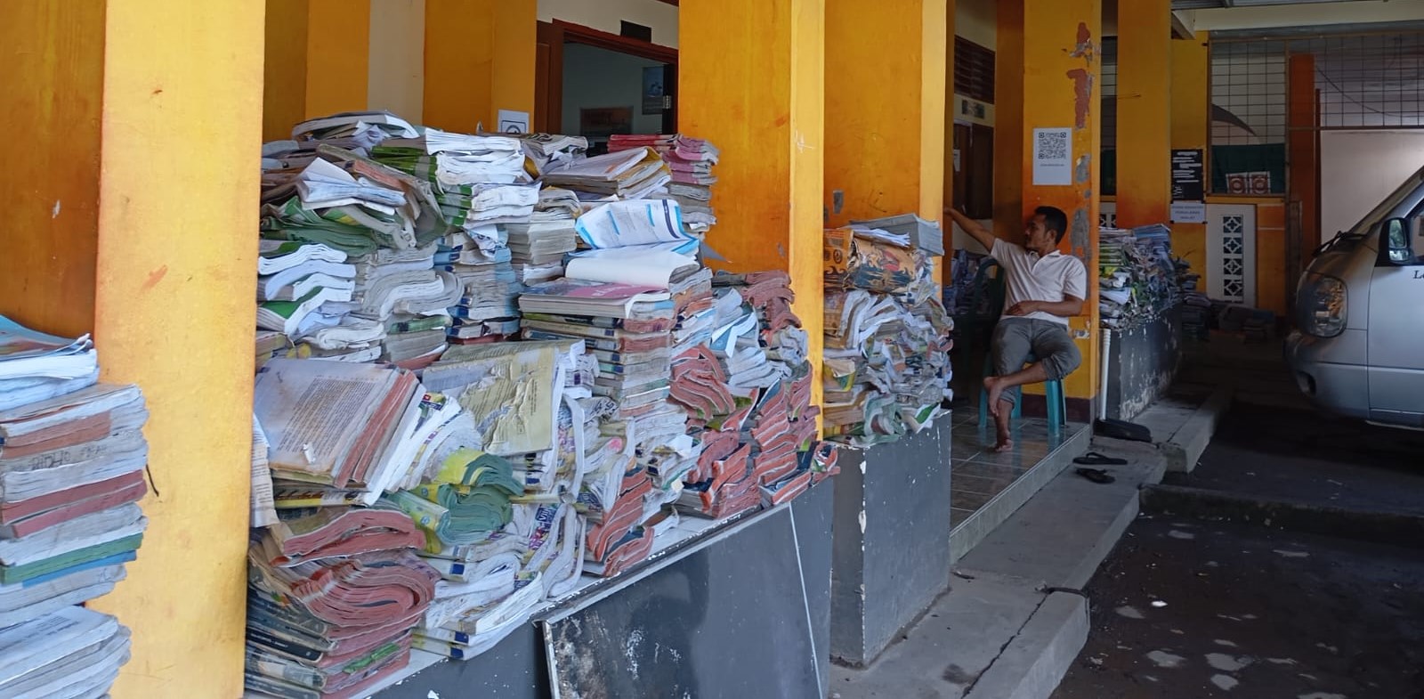 Ribuan buku yang terendam banjir berjajar di teras SMPN 13 Mataram, Rabu (9/7).