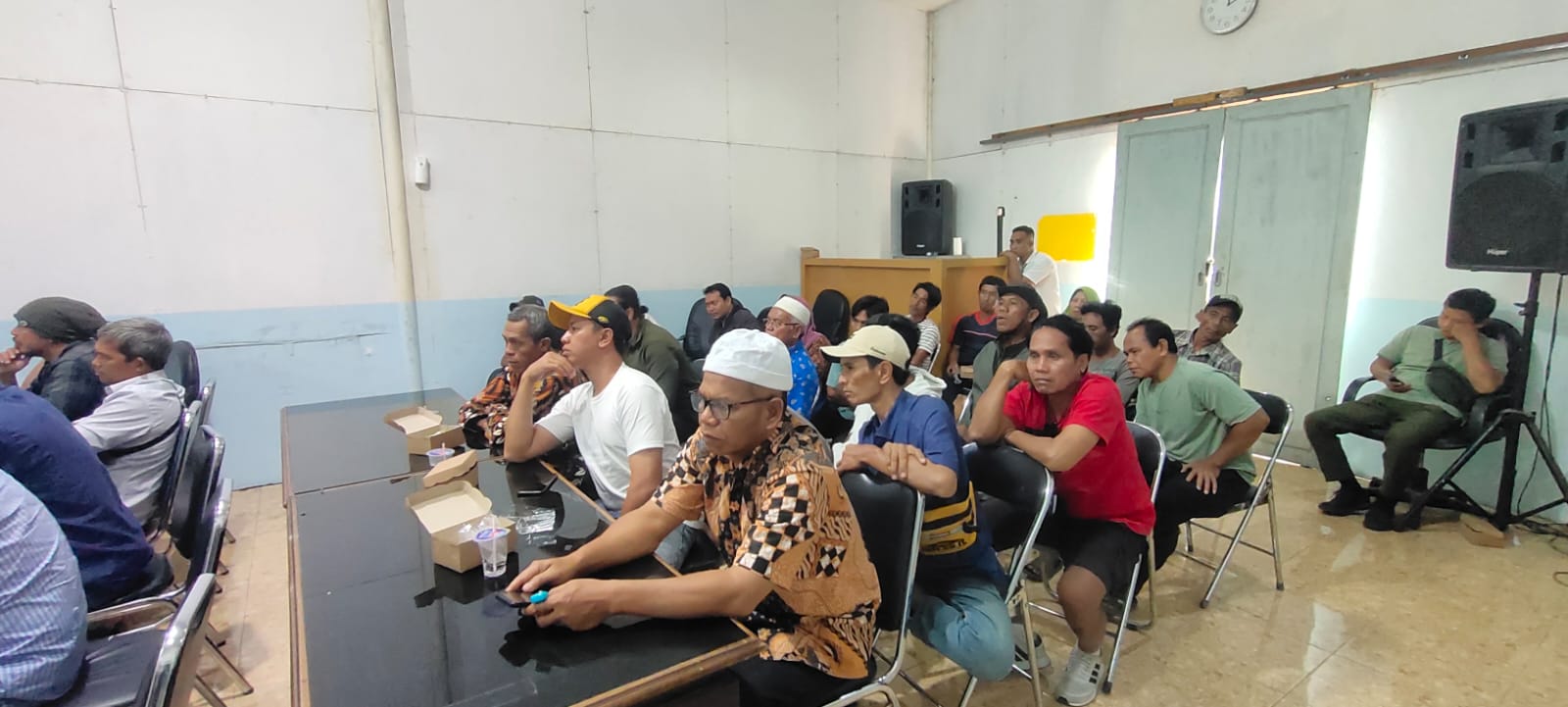 SAMPAIKAN KELUHAN: Forum Aplikator KLU bersama warga korban gempa hearing dengan anggota DPRD, Selasa (8/7).