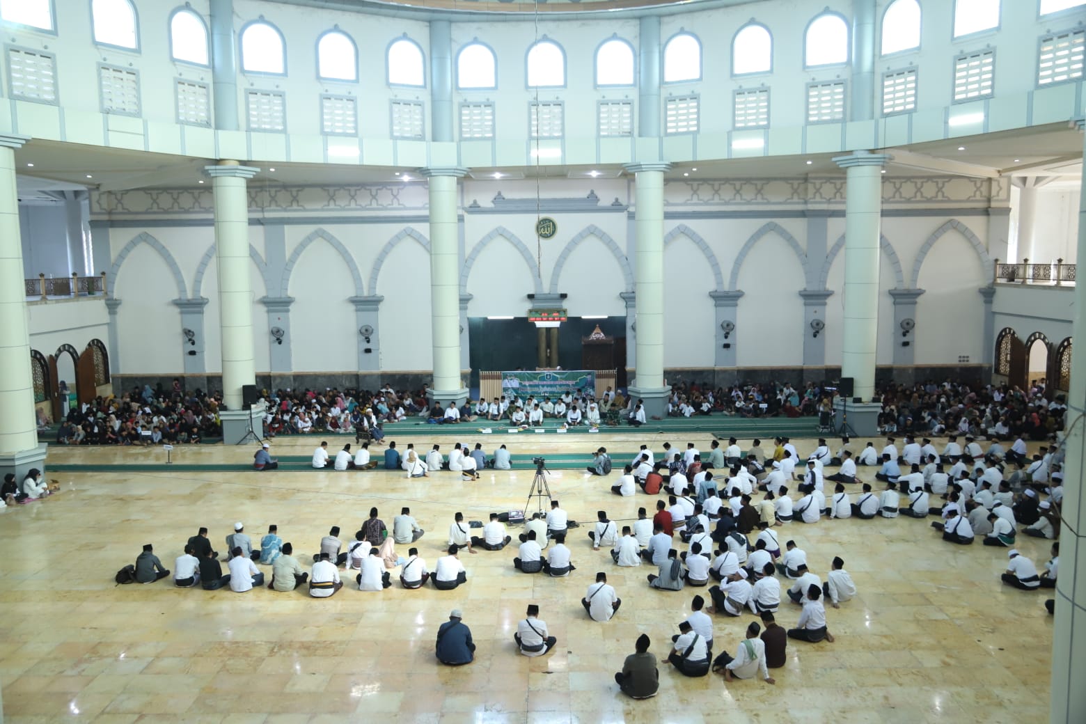 DIBANGUN MEGAH: Puluhan jamaah saat berada di dalam Masjid Praya, Lombok Tengah, Minggu (6/7) lalu.
