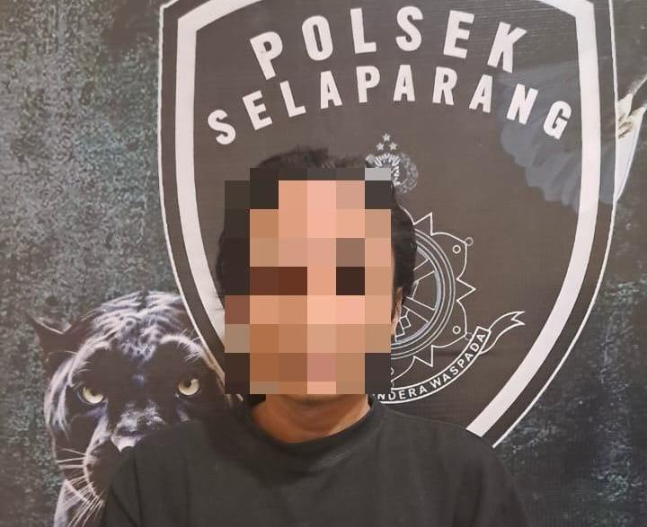 DITANGKAP: Pelaku pencurian burung murai batu berinisial AA ditangkaptim Satreskrim Polsek Selaparang, Selasa (8/7).&nbsp;