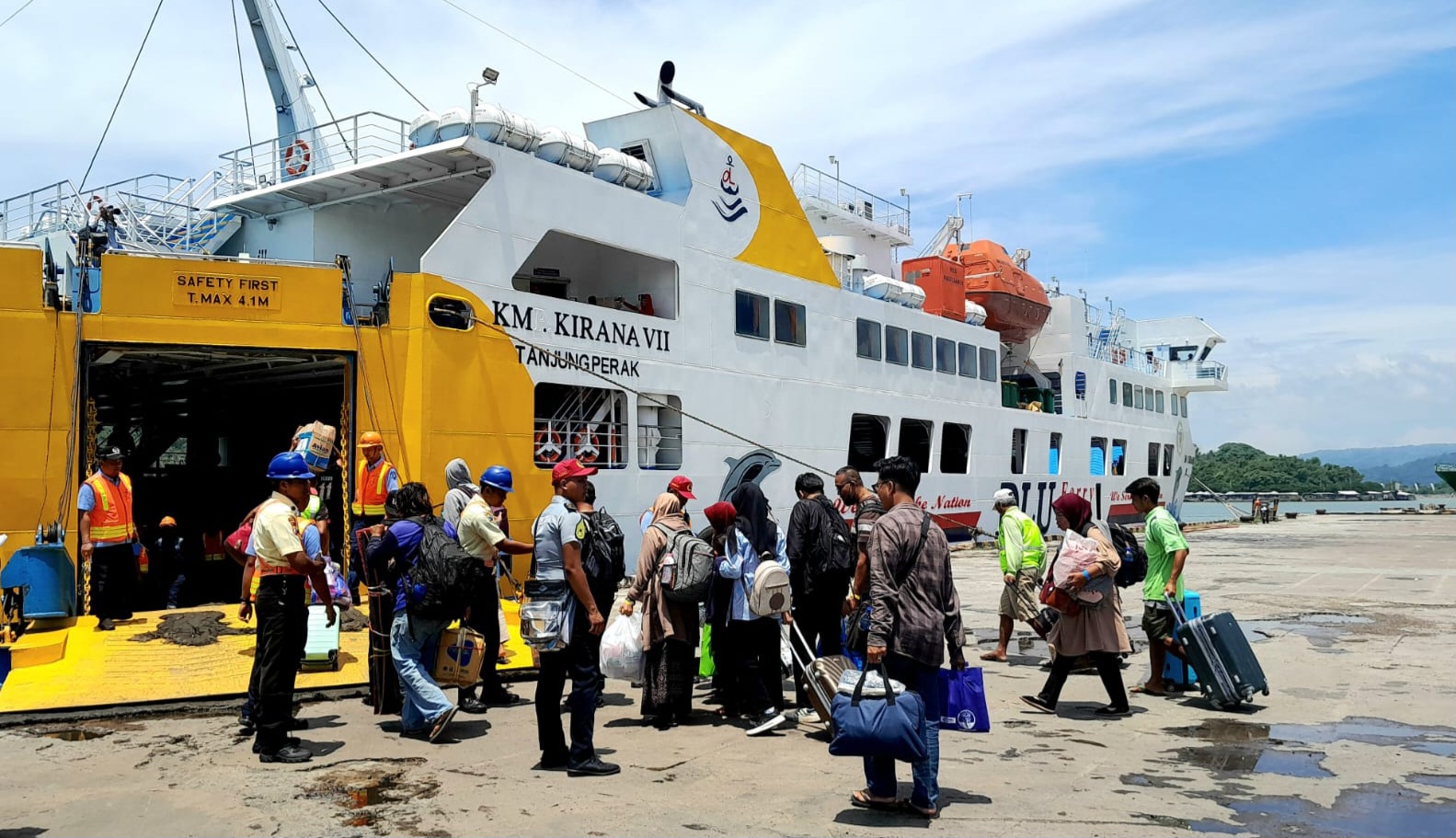 TAK TERGANGGU: Penyeberangan kapal laut dari Pelabuhan Lembar sampai saat ini tidak terdampak anomali cuaca yang terjadi beberapa hari terakhir. &nbsp;