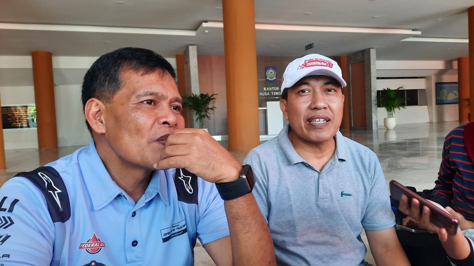 KAWAL GUBERNUR: Plh Sekda NTB Lalu Mohammad Faozal (kiri) dan Kepala BKD NTB Tri Budiprayitno (kanan) menerima wawancara media, di depan ruang kerja gubernur NTB, Selasa (8/7).