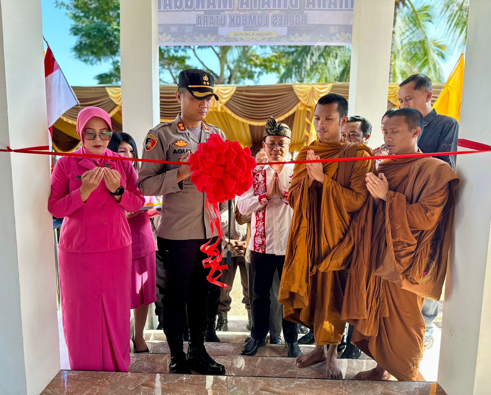 TOLERANSI: Kapolres Lombok Utara AKBP Agus Purwanta meresmikan Vihara Diraya Manggala Selasa (8/7).