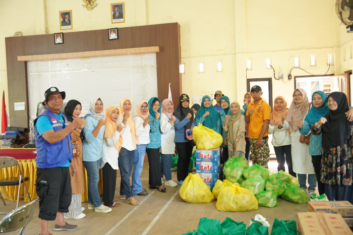 Tim PKK NTB saat menyalurkan bantuan untuk korban banjir yang diterima pengurus PKK Kota Mataram di Posko Pendopo Wali Kota Mataram.