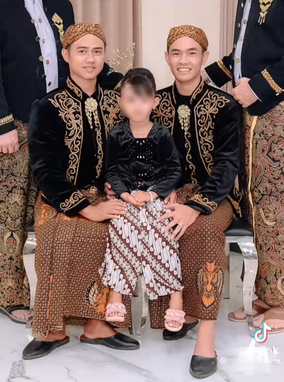 Potret viral Chiko dan Wiran mengenakan busana pengantin adat Jawa dalam sesi foto prawedding yang menuai sorotan di media sosial. (internet)