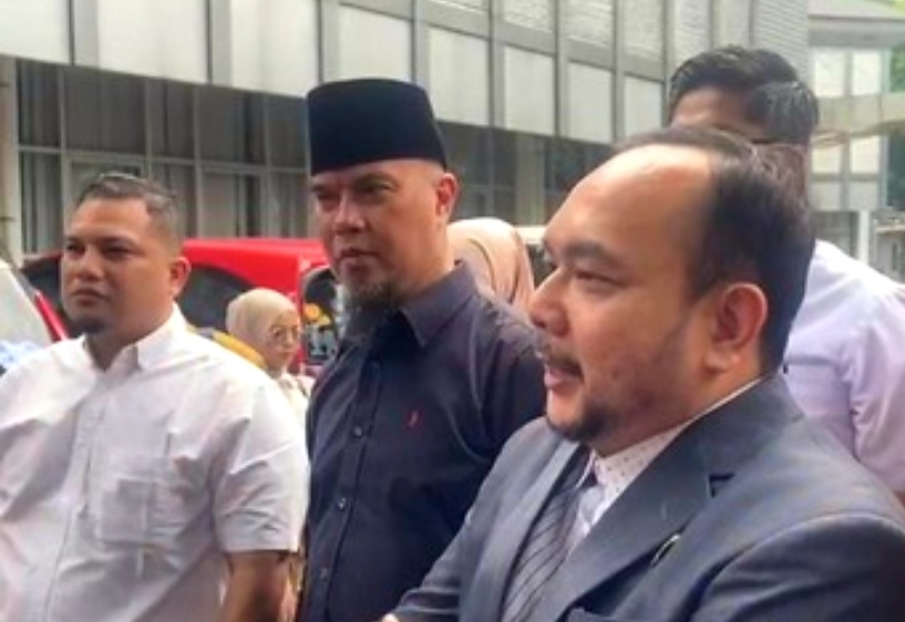 Ahmad Dhani bersama kuasa hukumnya saat membuat laporan ke Komisi Perlindungan Anak Indonesia (KPAI), Rabu, 9 Juli 2025.