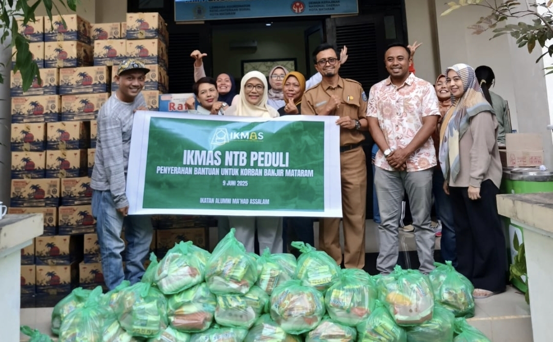 Ikatan Alumni Ma&rsquo;had Assalaam (IKMAS) NTB langsung turun tangan. Organisasi alumni tersebut menyalurkan bantuan kepada korban banjir melalui 50 paket kebutuhan pokok.