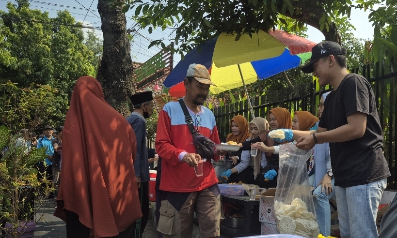 Setiap hari Rabu, ratusan orang dari berbagai kalangan datang ke Jalan Setiabudi, Kota Jombang untuk menikmati makan gratis.