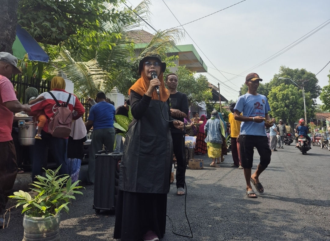 Banyak warga Jombang mulai ikut ambil bagian. Ada yang menyumbangkan lauk-pauk, nasi putih, bahkan kerupuk plastik besar.